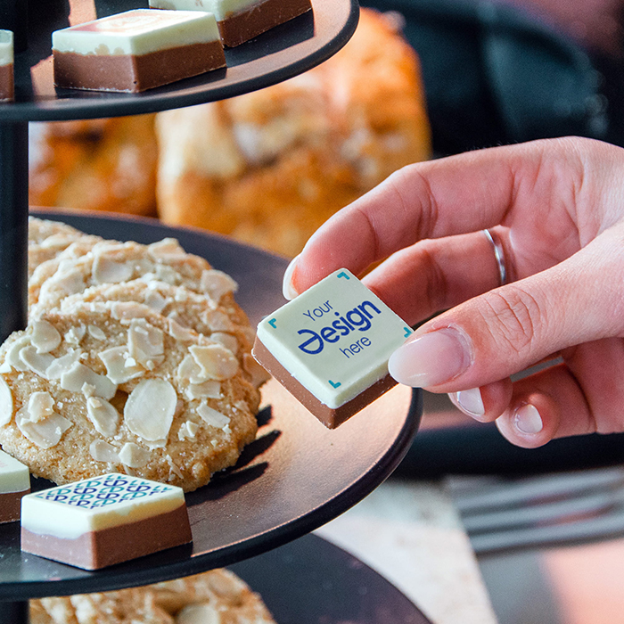 Logo Schokolade FiftyFifty | Weiße + Milchschokolade | 25 x 25 mm