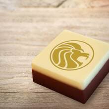 Logo Schokolade FiftyFifty | Weiße + Milchschokolade | 25 x 25 mm | 7051000 