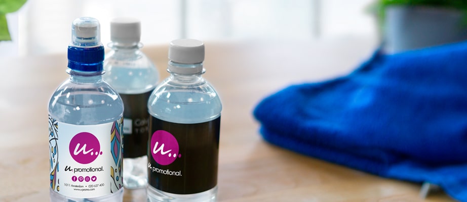 Drei Wasserflaschen von Maxilia mit individuell gestaltetem Etikett