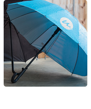 Kleine Menge bedruckter Regenschirme