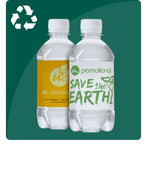 Recycelte Wasserflaschen von Maxilia mit bedrucktem Etikett