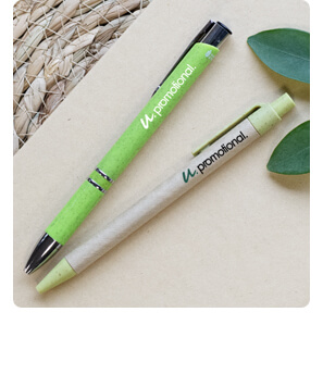 Zwei günstige Kugelschreiber von Maxilia bedruckt mit Logo und Werbeslogan