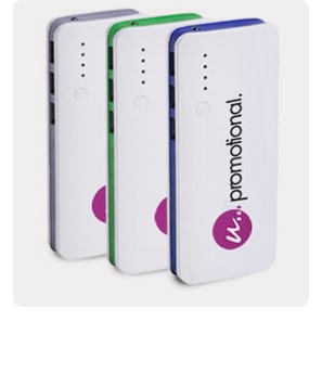 Drei Iduktions-Powerbanks von Maxilia in unterschiedlichen Farben bedruckt mit Logo
