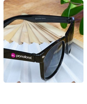 Schwarze Sonnenbrille von Maxilia bedruckt mit Logo und Werbetext