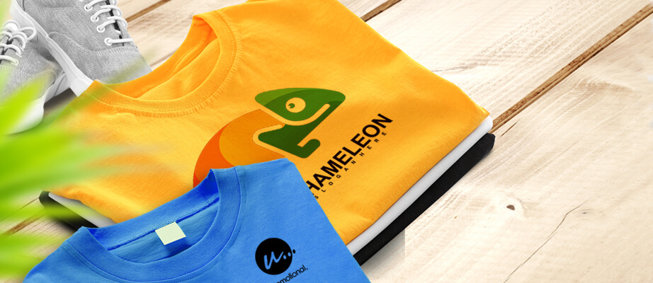 Blaues und gelbes t-Shirt von Maxilia bedruckt mit Logo